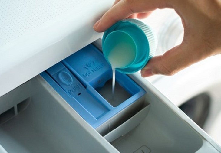Thêm chất tẩy rửa, chất làm mềm đồ giặt vào khay chứa chuyên dụng