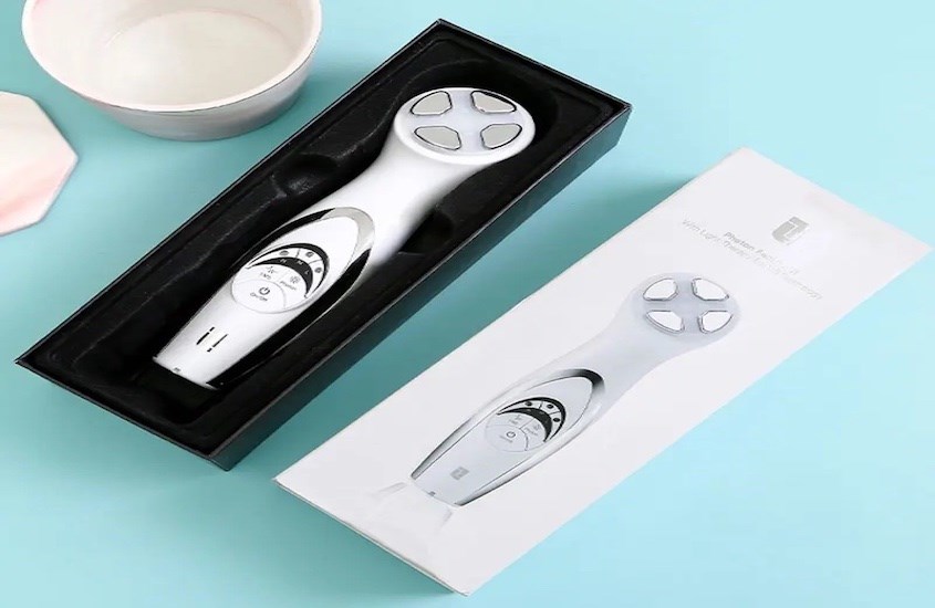 Dùng máy massage nâng cơ mặt