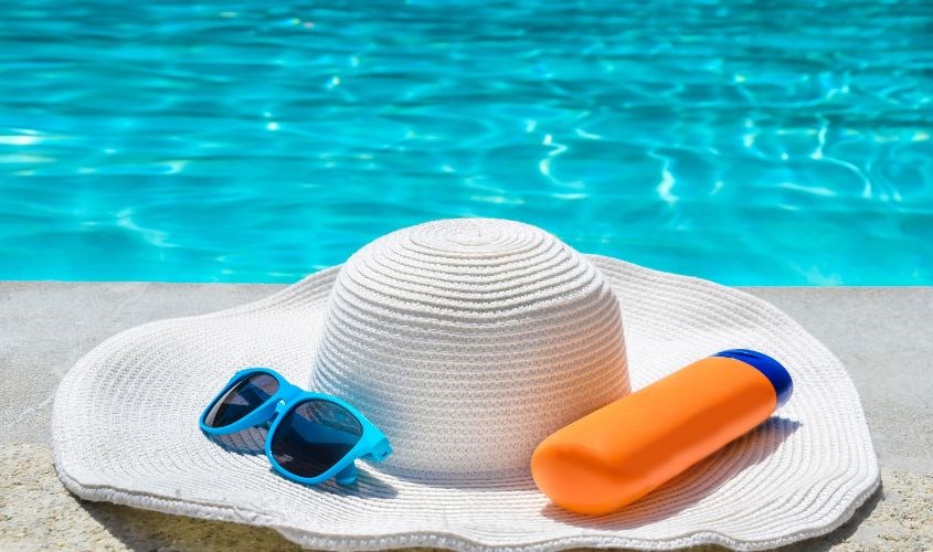 Bạn hãy trang bị cho mình thật tốt để tránh khỏi ánh nắng mặt trời nhé