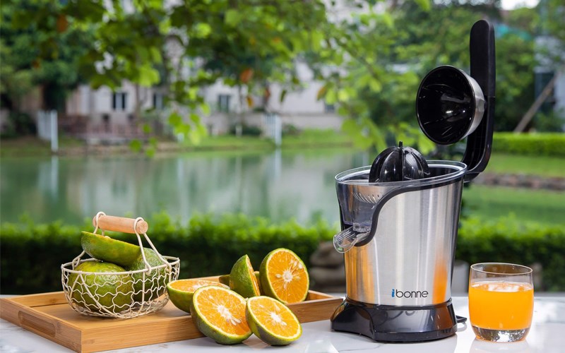 Máy vắt cam bằng điện sở hữu nhiều bộ phận phức tạp hơn