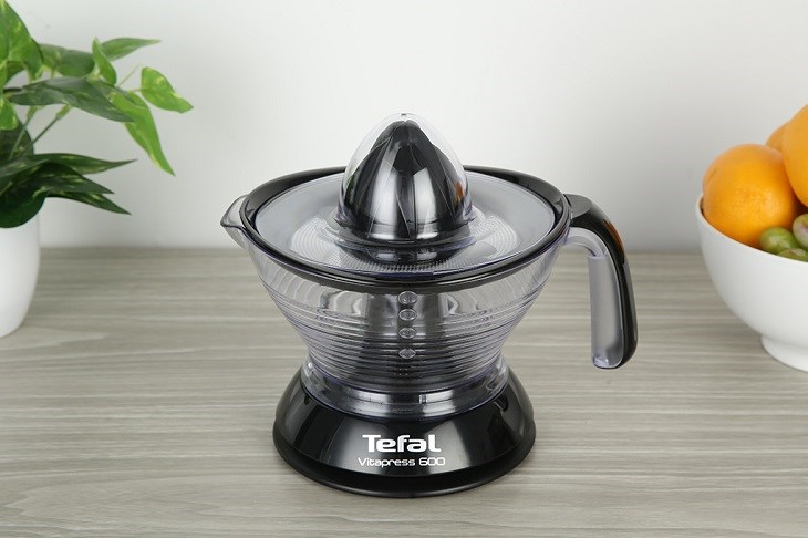 Máy vắt cam Tefal 25W ZP300810 thiết kế thon gọn, kiểu dáng đẹp mắt