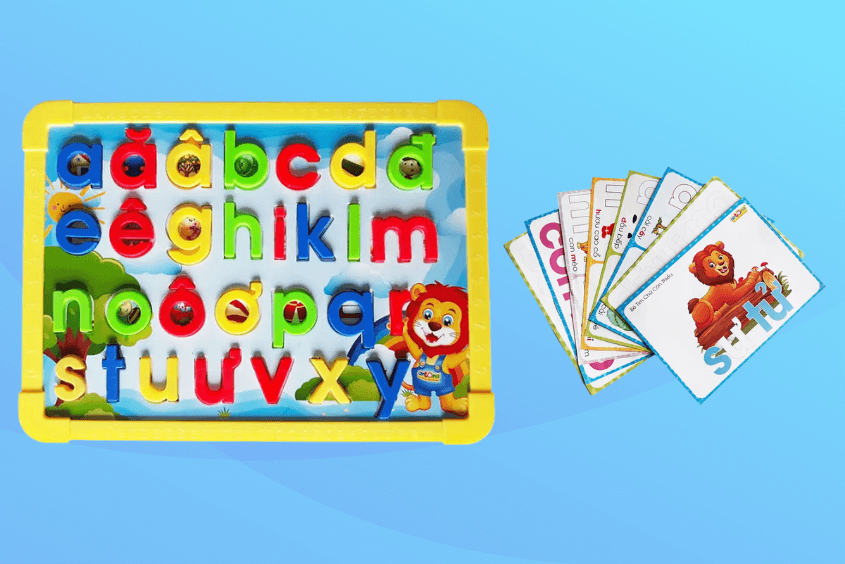 Đồ chơi học chữ cùng REDI Antona giúp bé gái nhận biết mặt chữ