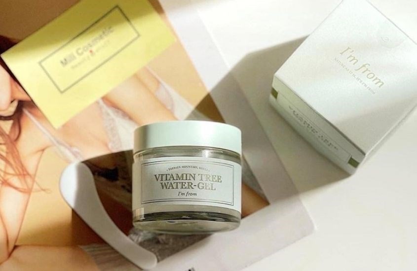 Sản phẩm đi kèm vỏ giấy bên ngoài và muỗng để lấy sản phẩm