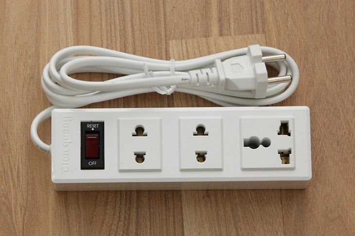 Ổ cắm điện Điện Quang 3 lỗ 2m 002A-02 thiết kế với công tắc nguồn kèm đèn báo độc lập vừa tiện dụng vừa an toàn