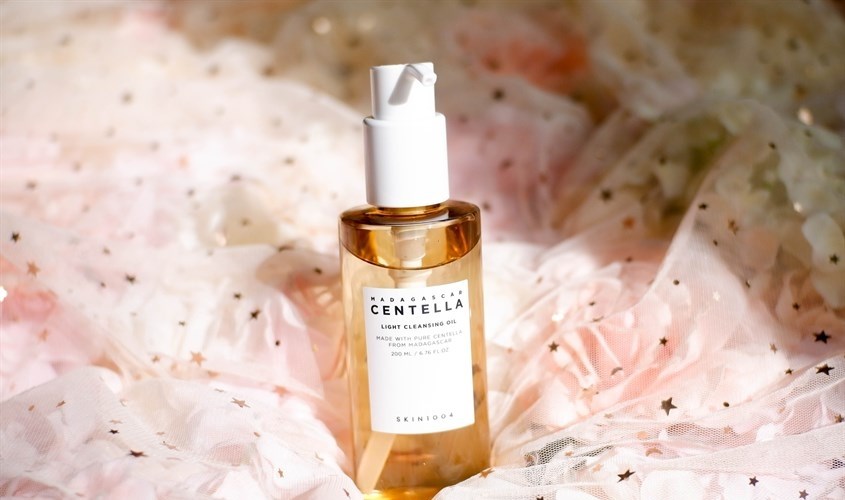 Dầu tẩy trang chiết xuất Rau Má Skin1004 Madagascar Centella Light Cleansing Oil 200 ml 