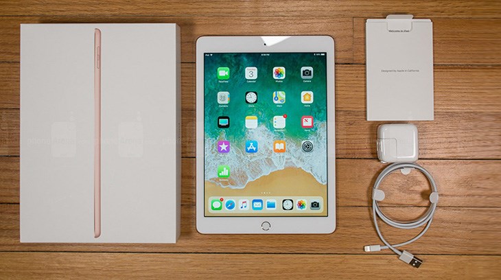 Cả iPad Pro 9.7 inch và iPad 2018 đều được trang bị cổng sạc Lightning rất phổ biến