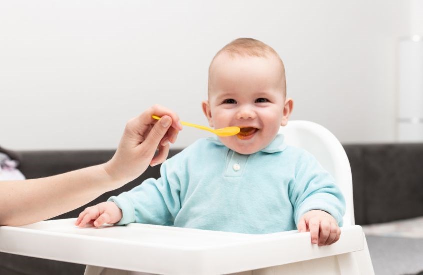 Thời điểm cho bé ăn dặm
