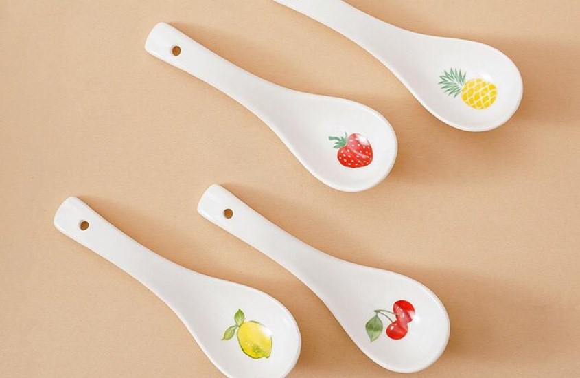 Muỗng cán ngắn giúp bé dễ cầm nắm