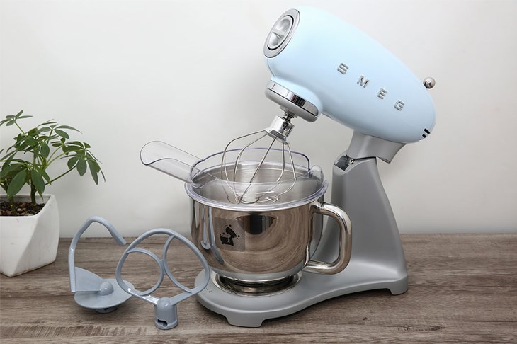 Máy trộn bột đa năng Smeg SMF02PBEU điều chỉnh tốc độ bằng nút gạt dễ sử dụng