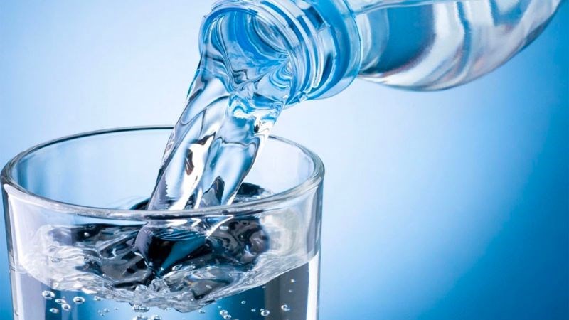 Uống nhiều nước giúp loại bỏ các vi khuẩn, giảm cảm giác đau rát và kiểm soát nhiễm trùng