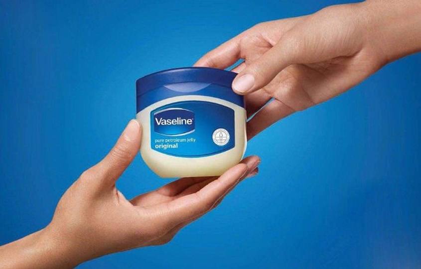 Dùng kem Vaseline chữa tình trạng khô da