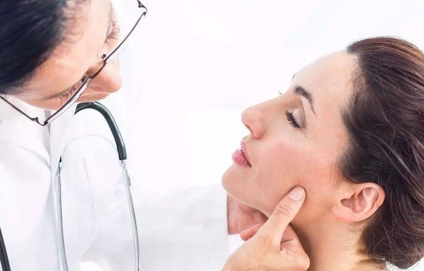 Đến gặp bác sĩ da liễu khi tình trạng khô rát kéo dài