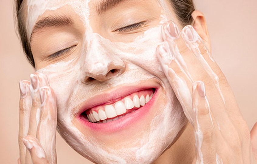 Không nên chà xát mạnh trên da