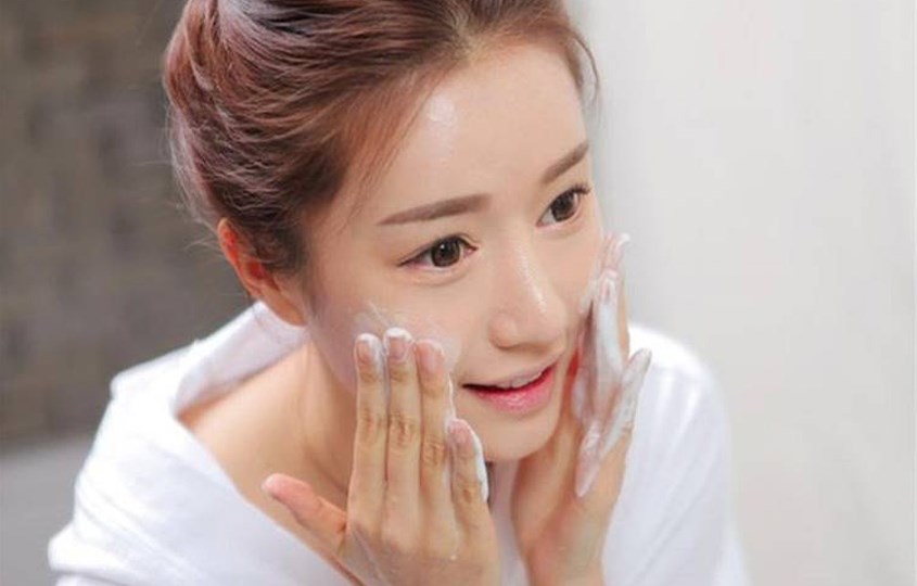 Không nên cho trực tiếp sữa rửa mặt lên da