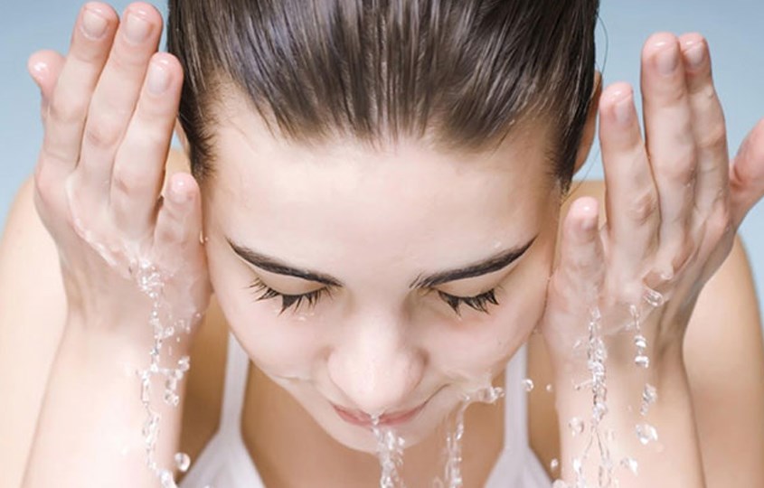 Hạn chế rửa mặt nhiều lần trong ngày