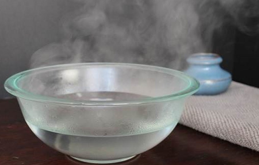 Nên rửa mặt bằng nước ấm