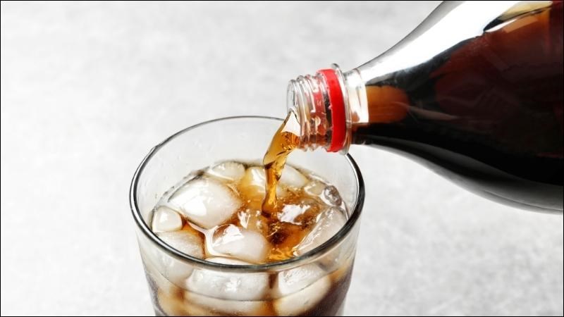 Uống nhiều nước có gas có thể làm giảm mật độ xương