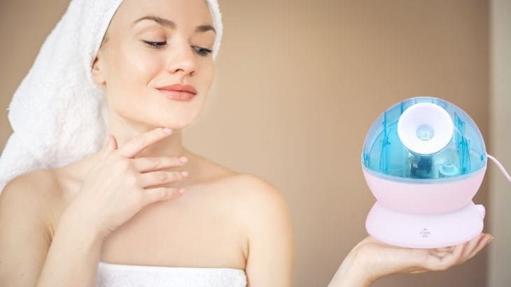 Máy xông hơi mặt giúp giúp mở lỗ chân lông để đẩy bụi bẩn, dầu và mồ hôi bị tắc bên trong ra ngoài đồng thời mang lại hiệu quả làm sạch sâu