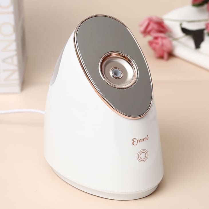 Máy xông hơi mặt Nano Ionic Emmié MC-109 tạo ra lớp hơi nóng tinh khiết được diệt khuẩn bằng hệ thống ánh sáng, an toàn cho làn da khi sử dụng