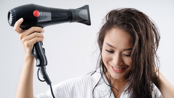 Nếu bạn là người bận rộn thì máy sấy tóc sẽ là phương pháp hong khô tóc phù hợp với bạn