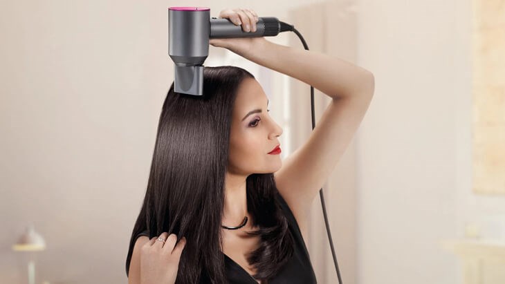 Sấy tóc bằng máy sấy giúp giữ dáng tóc và tiết kiệm thời gian lẫn công sức