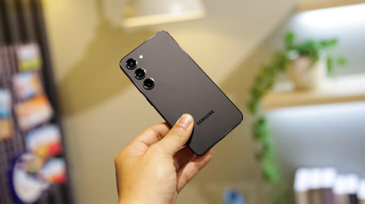 Samsung Galaxy S23 sở hữu mặt lưng nhám giúp hạn chế bám dính vân tay và mồ hôi hiệu quả