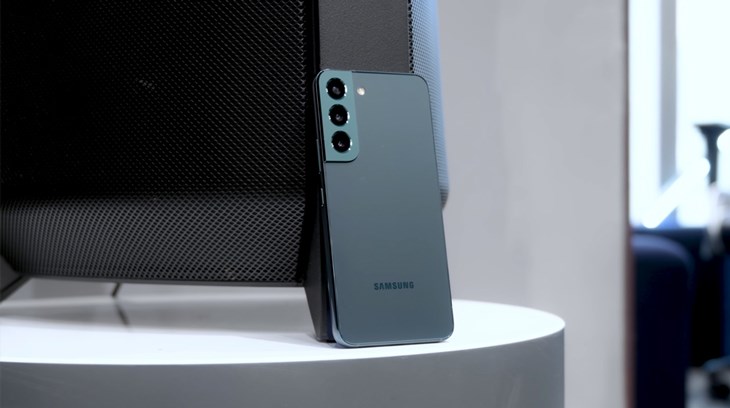 Cụm camera sau của Galaxy S23 được bố trí gọn gàng trong khung viền