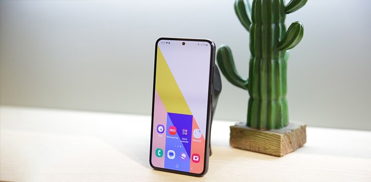 Cả hai chiếc điện thoại đều được trang bị tấm nền Dynamic AMOLED 2X có kích thước 6.1 inch
