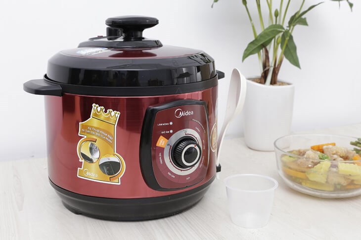 Chế độ khóa nắp trên nồi áp suất điện Midea giúp người tránh bị bỏng do chạm vào nồi