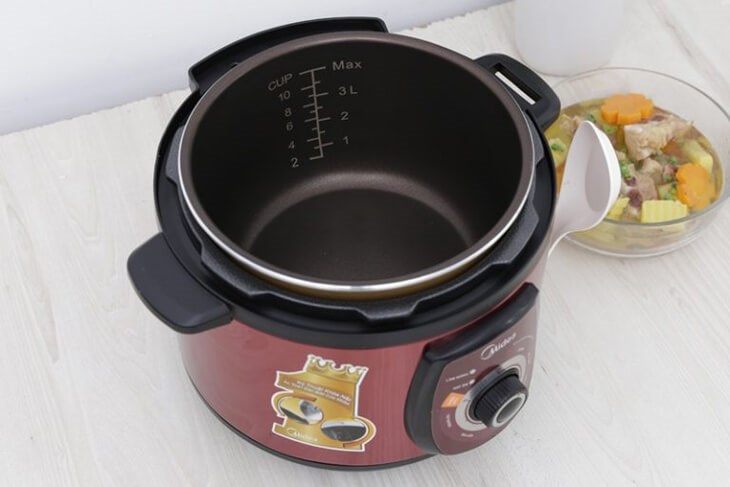 Nồi áp suất điện Midea được thiết kế tay cầm 2 bên cách nhiệt giúp bạn di chuyển thuận tiện đến các vị trí khác nhau
