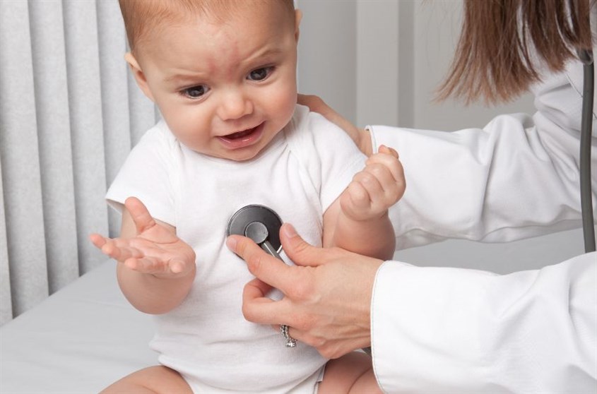 Cần đưa bé đến cơ sở y tế để chẩn đoán khi trẻ có dấu hiệu mắc bệnh Cao huyết áp ở bé