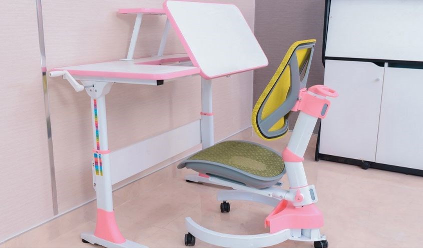 Mặt bàn có thể điều chỉnh tùy theo nhu cầu sử dụng của bé