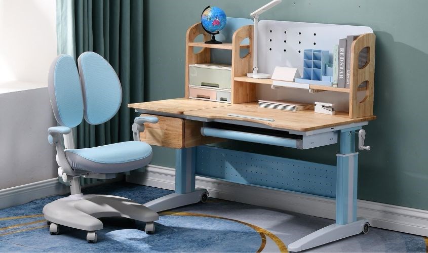 Ba mẹ nên mua trọn bộ bàn ghế chống gù lưng để được hiệu quả tối đa