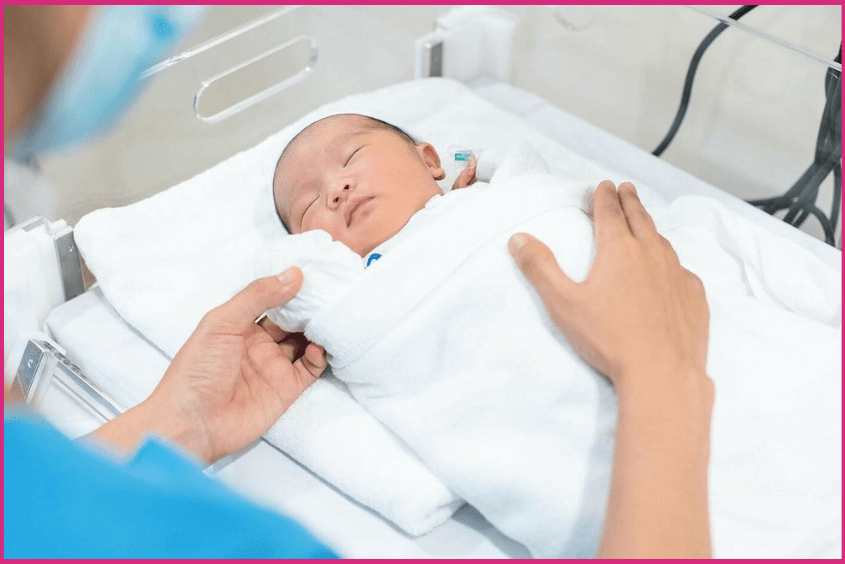 Theo dõi sức khỏe là việc nên làm để chăm sóc trẻ sinh non tốt