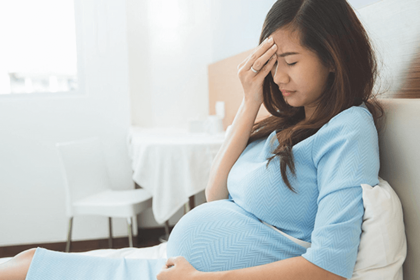 Đau đầu, khó chịu là dấu hiệu sinh non thường gặp