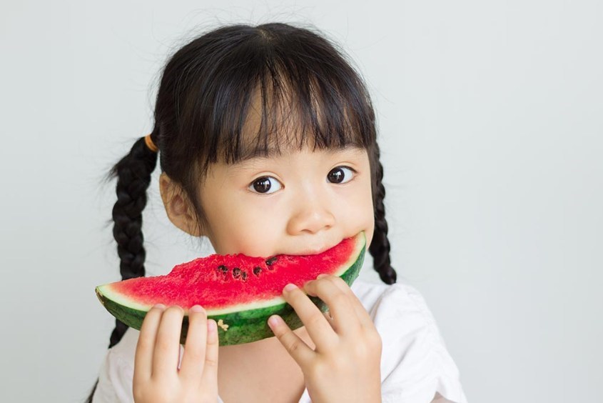 Trẻ bị viêm dạ dày ruột nên trái cây nhiều nước như dưa hấu