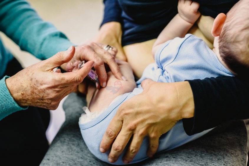 Theo các chuyên gia, tiêm phế cầu cho trẻ là việc làm vô cùng cần thiết Theo các chuyên gia, tiêm phế cầu cho trẻ là việc làm vô cùng cần thiết