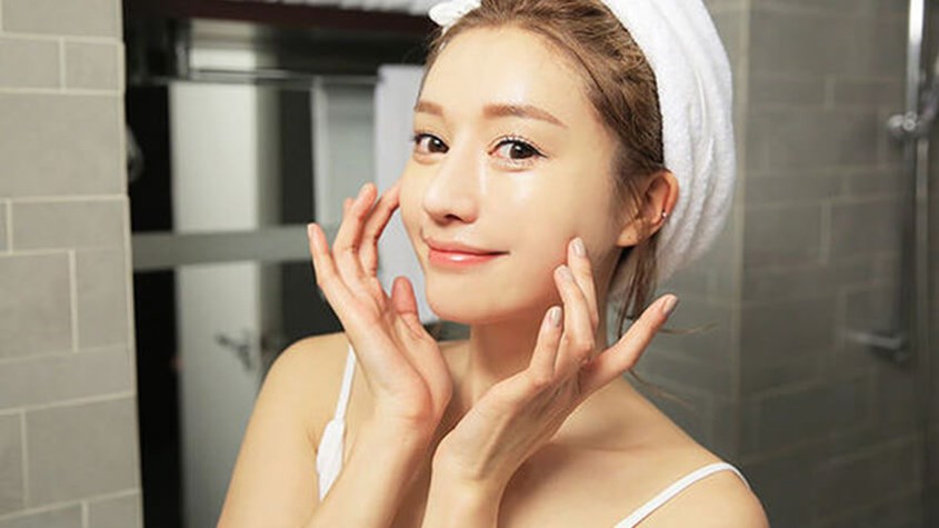 Dùng hai lòng bàn tay vỗ nhẹ vào mặt 