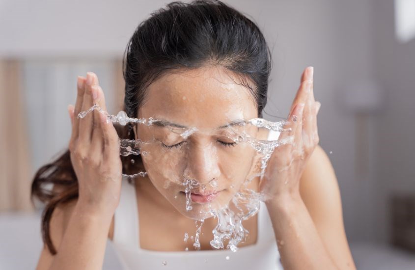 Rửa mặt thật sạch để loại bỏ lớp bụi bẩn bám trên da