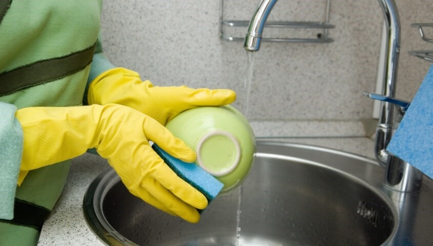 Đeo găng tay bảo vệ da tay khi rửa chén