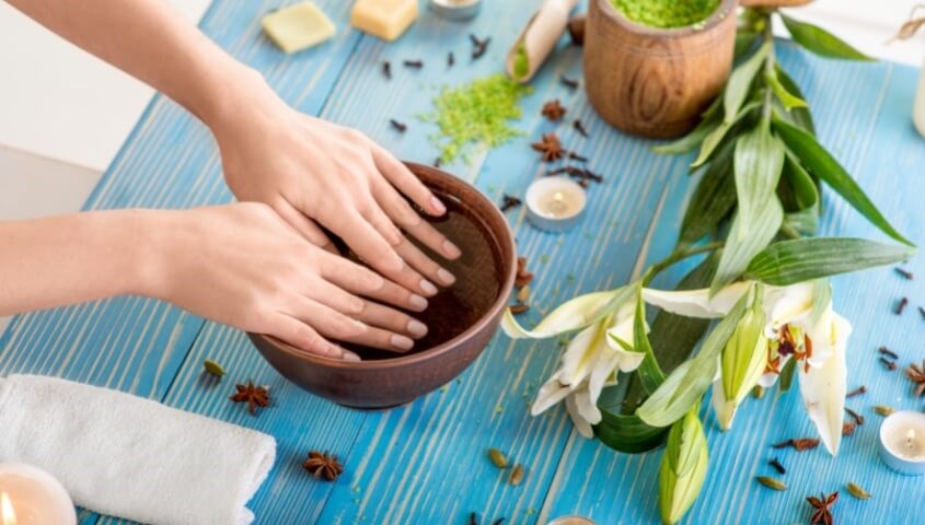 Ngâm tay với nước gừng hoặc lá trầu không Ngâm tay với nước gừng hoặc lá trầu không