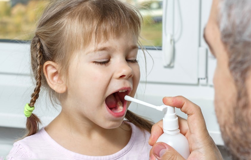 Lưu ý khi dùng xịt họng cho bé