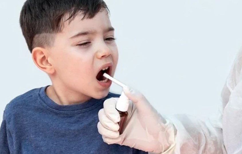 Cách chọn thuốc xịt họng keo ong an toàn cho bé