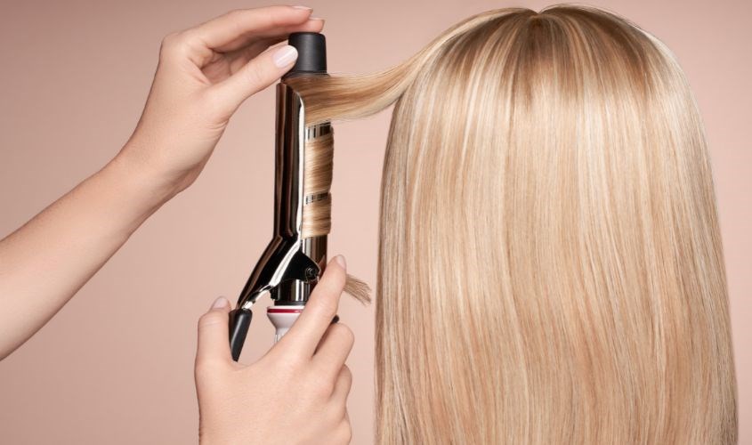 Làm cúp tóc bằng máy uốn tóc chuyên dụng