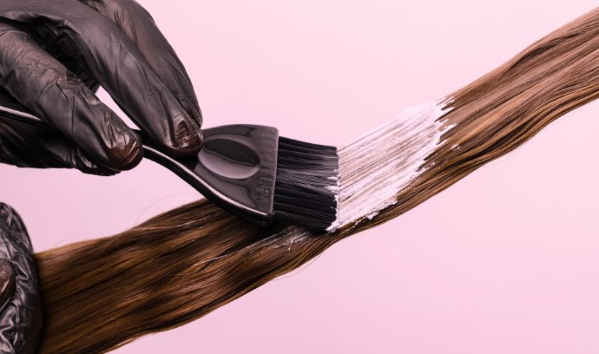 Bạn nên đến các salon uy tín hoặc dùng thuốc chất lượng để tránh làm hư tổn tóc