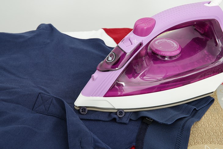 Bàn ủi hơi nước Tefal Easy Steam FV1955E0 1400W có thiết kế thêm rảnh cúc tiện lợi cho bạn khi ủi quần áo