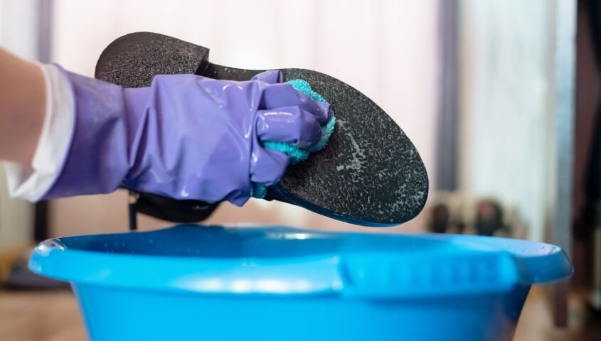 Dùng sữa tắm đánh bóng giày dép Dùng sữa tắm hết hạn đánh bóng giày dép