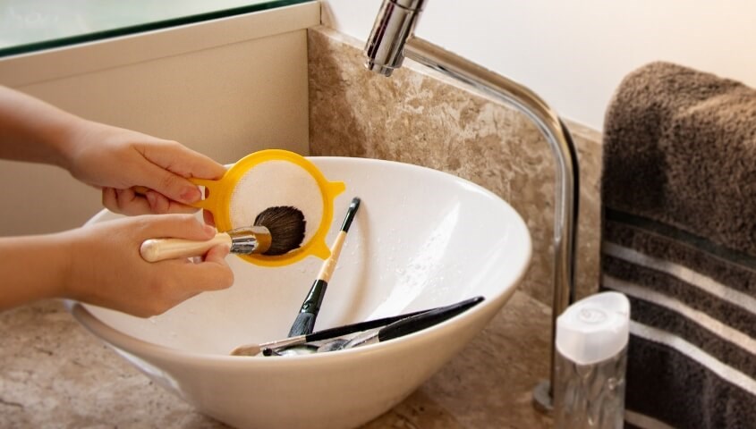 Vệ sinh cọ, mút trang điểm bằng sữa tắm hết hạn sử dụng Vệ sinh cọ, mút trang điểm bằng sữa tắm hết hạn sử dụng