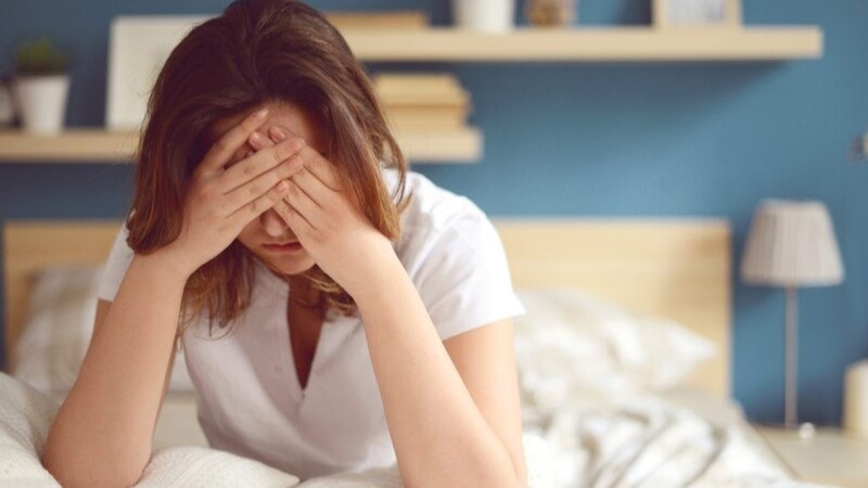 Việc thiếu hụt vitamin B12 sẽ khiến sản xuất ít chất serotonin - chất giúp điều chỉnh và cân bằng tâm trạng