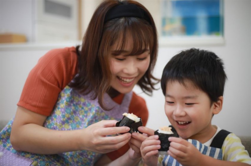 Cách làm cơm nắm ăn dặm cho bé